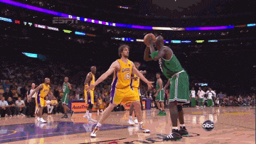 中卫成疑&右路换血，国足今夜迎来命运之战！足球报.